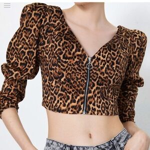 ☎️ Zara Leopard Cheetah Animal Print Long Sleeve Crop Top zipper sweetheart puff